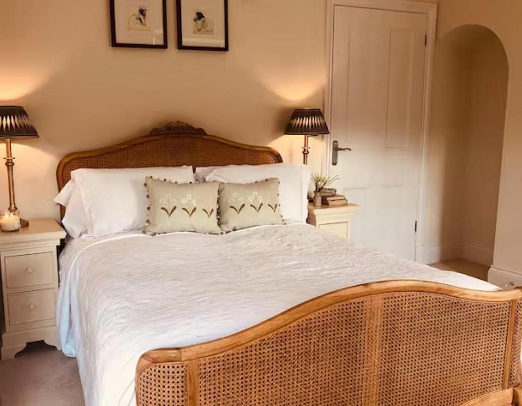 Pass The Keys Old Beams Luxury Style & Comfort In Town Centre 베이크웰 외부 사진